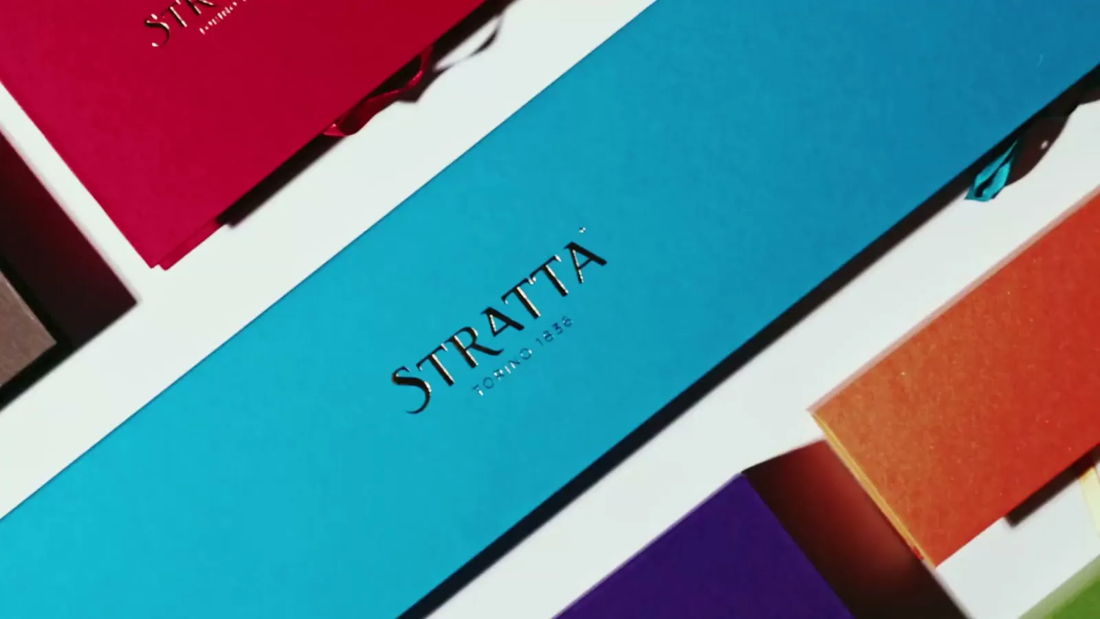 Scatole regalo Stratta aperte su un assortimento di bonbon colorati